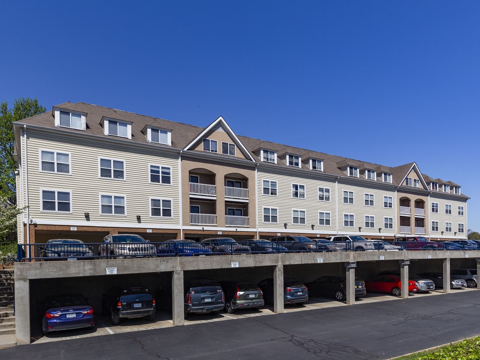 A large building with a lot of cars parked in front of it.