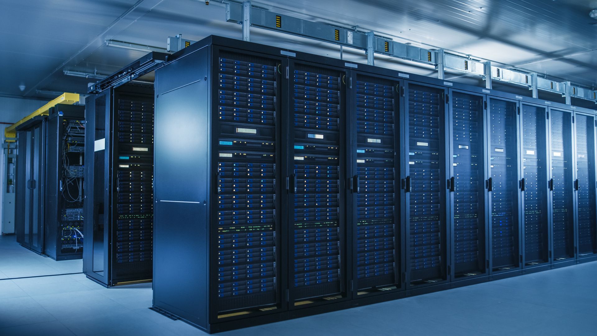 Traditional Data Centers vs. AI-Ready Data Centers: 
