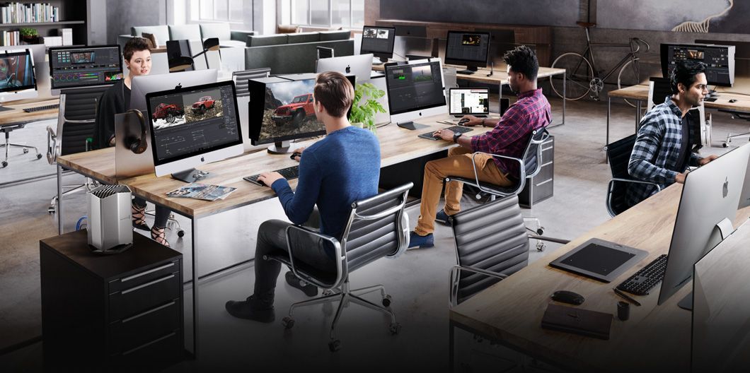 Mulher de camisa branca e calça de couro em uma tela de edição de vídeo. Cenário de estúdio, linha do tempo de edição e clipes visíveis.