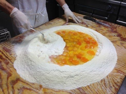 preparazione dell'impasto per la pasta all'uovo