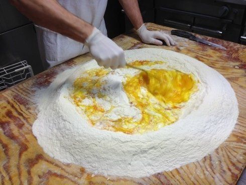 preparazione della pasta all'uovo fresca