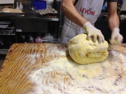 preparazione pasta all'uovo