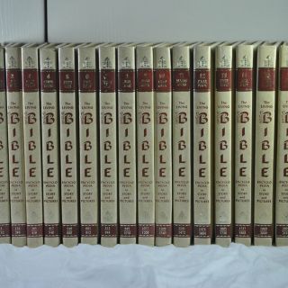 A row of books with the letters eee on the spines