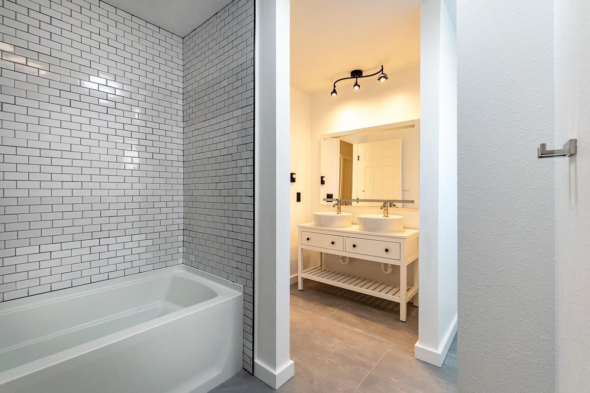A bathroom with two sinks and a bathtub.