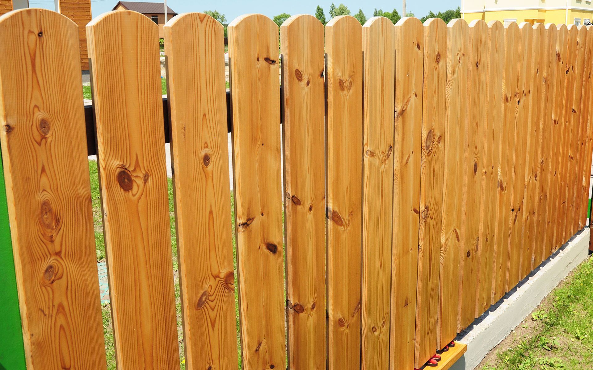 A wooden fence is sitting in the middle of a grassy field.