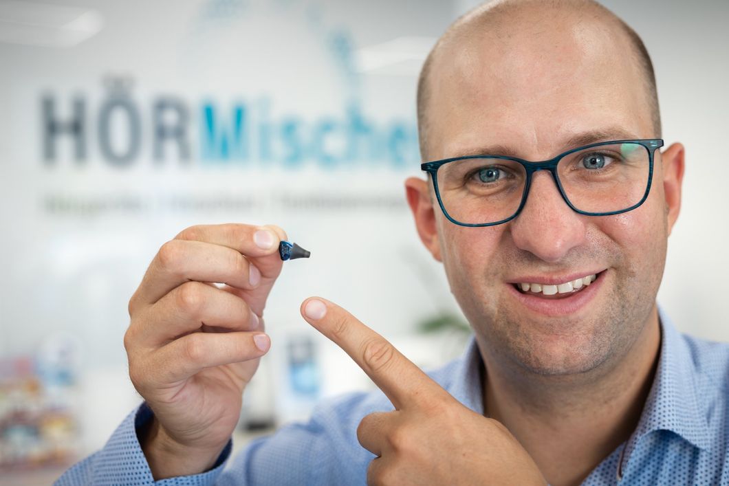 Mini-Hörgeräte zur kostenlosen Test in Ihrem Alltag bietet Ihnen Hörakustiker-Meister Matthias Mischel in Hetzerath an