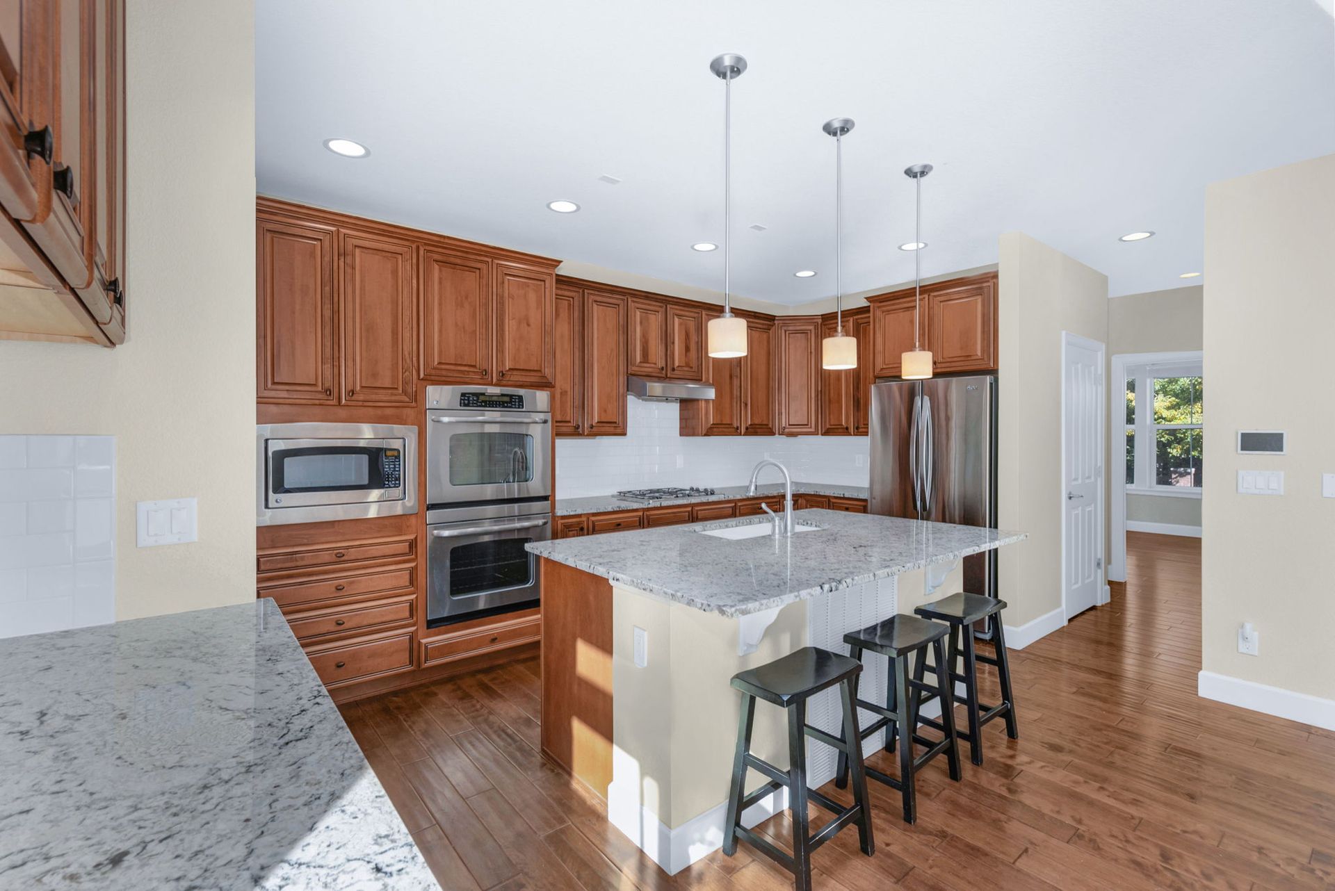 A dining room with a table and chairs and a chandelier hanging from the ceiling.