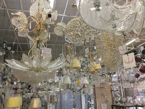 esposizione di lampadari in negozio