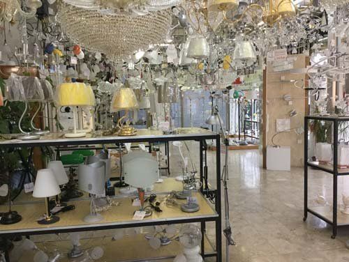 esposizione di articoli per l'illuminazione domestica
