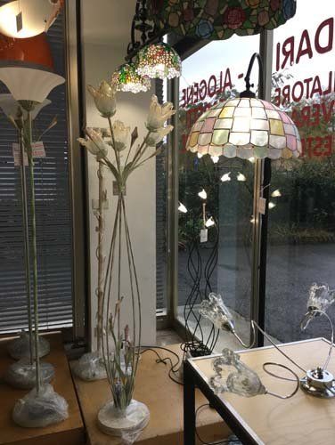 vetrina con lampade in esposizione