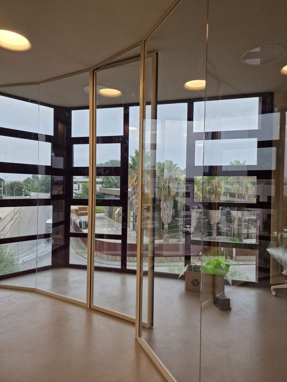 Interno di un salone con vetrate