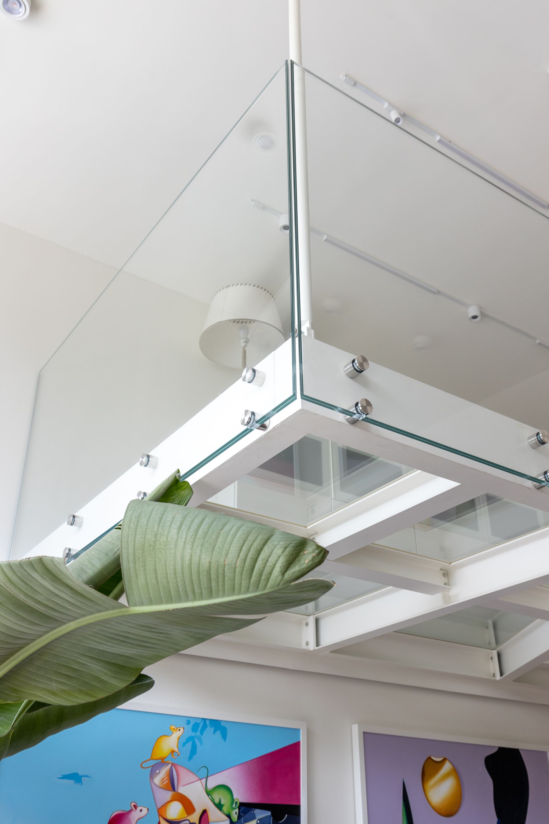 Una piscina interna curva con pareti decorate con motivi marmorei e un inserto nel soffitto, caratterizzata da un'ampia finestra che si affaccia su un prato.