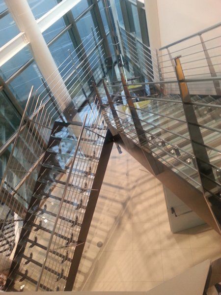 parapetto in vetro installato su scale