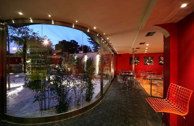  vetro curvo installato in un'attività commerciale