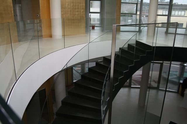 vetro curvo per scale utilizzato come parapetto