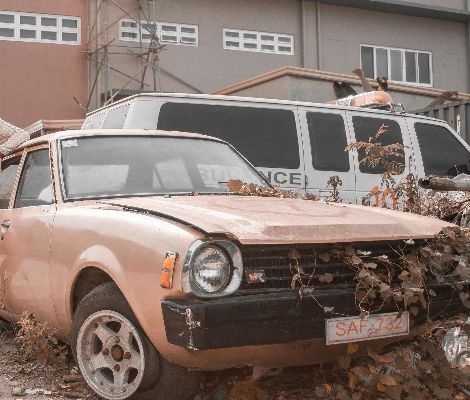 A pink car with a license plate that says saf 72