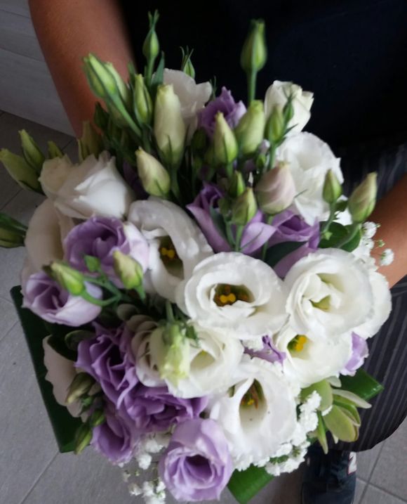 Dettagli di un bouquet da sposa bianco e viola
