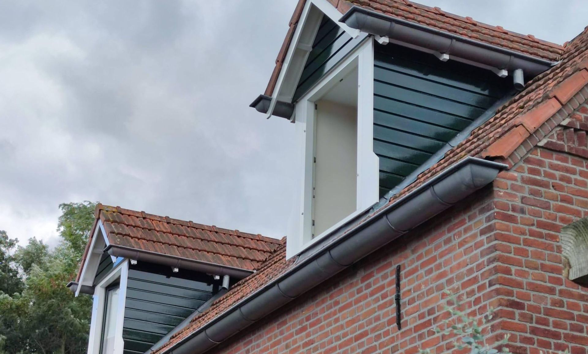 Buitenschilderwerk aan dakkappellen in Harderwijk