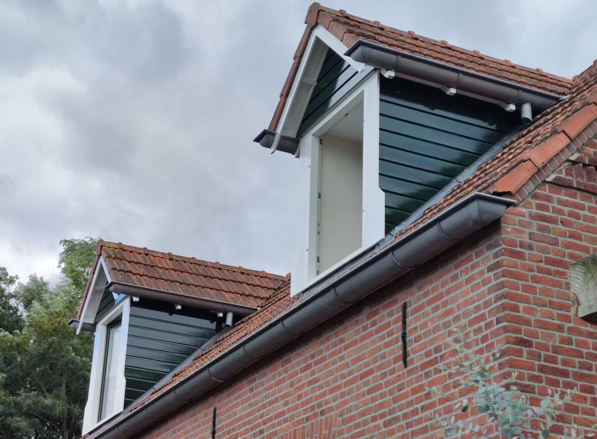 Twee geschilderde dakkapellen van een woning in Lichtenvoorde