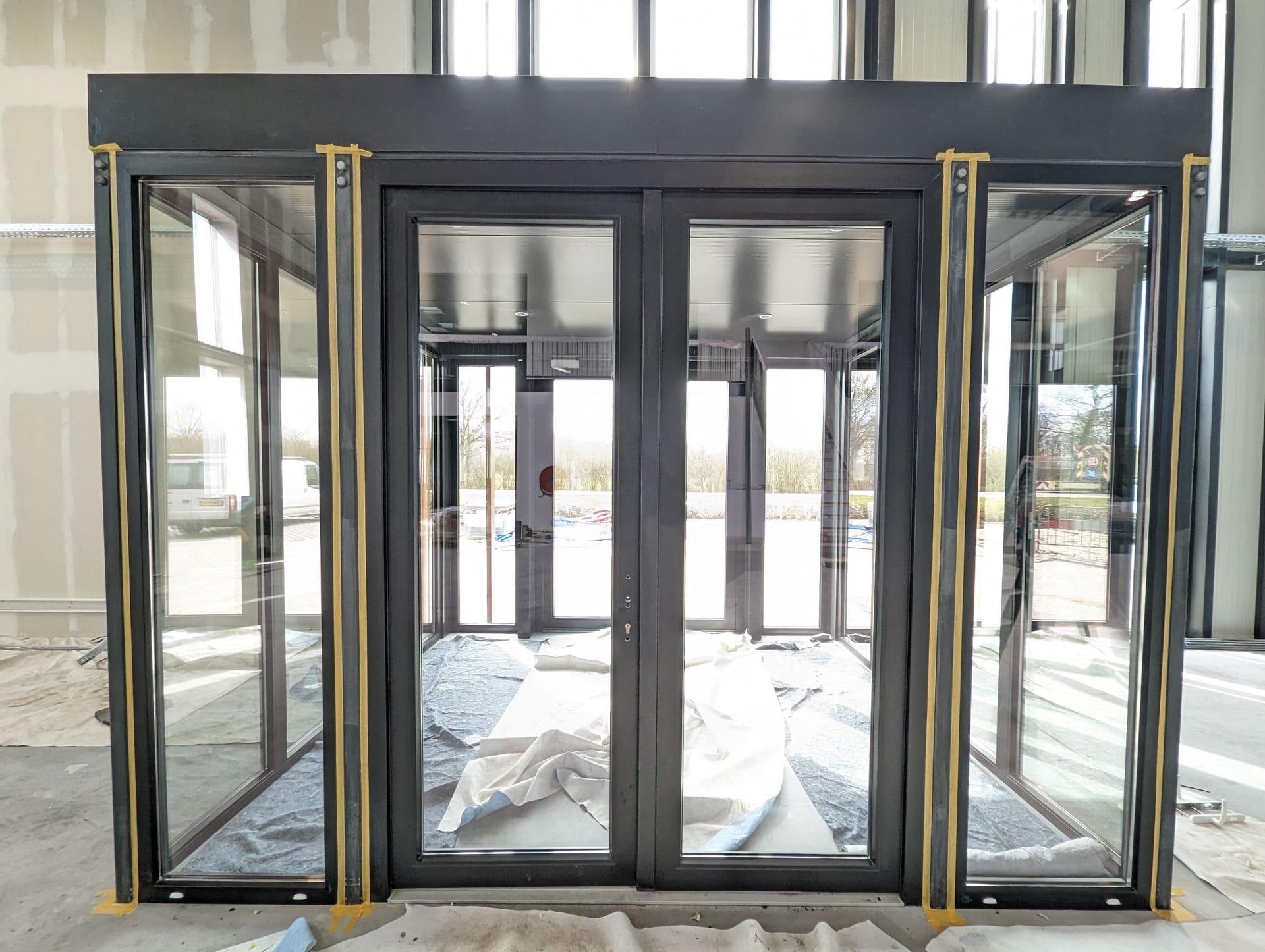 Geschilderde deurkozijnen in een bedrijfspand in Doetinchem