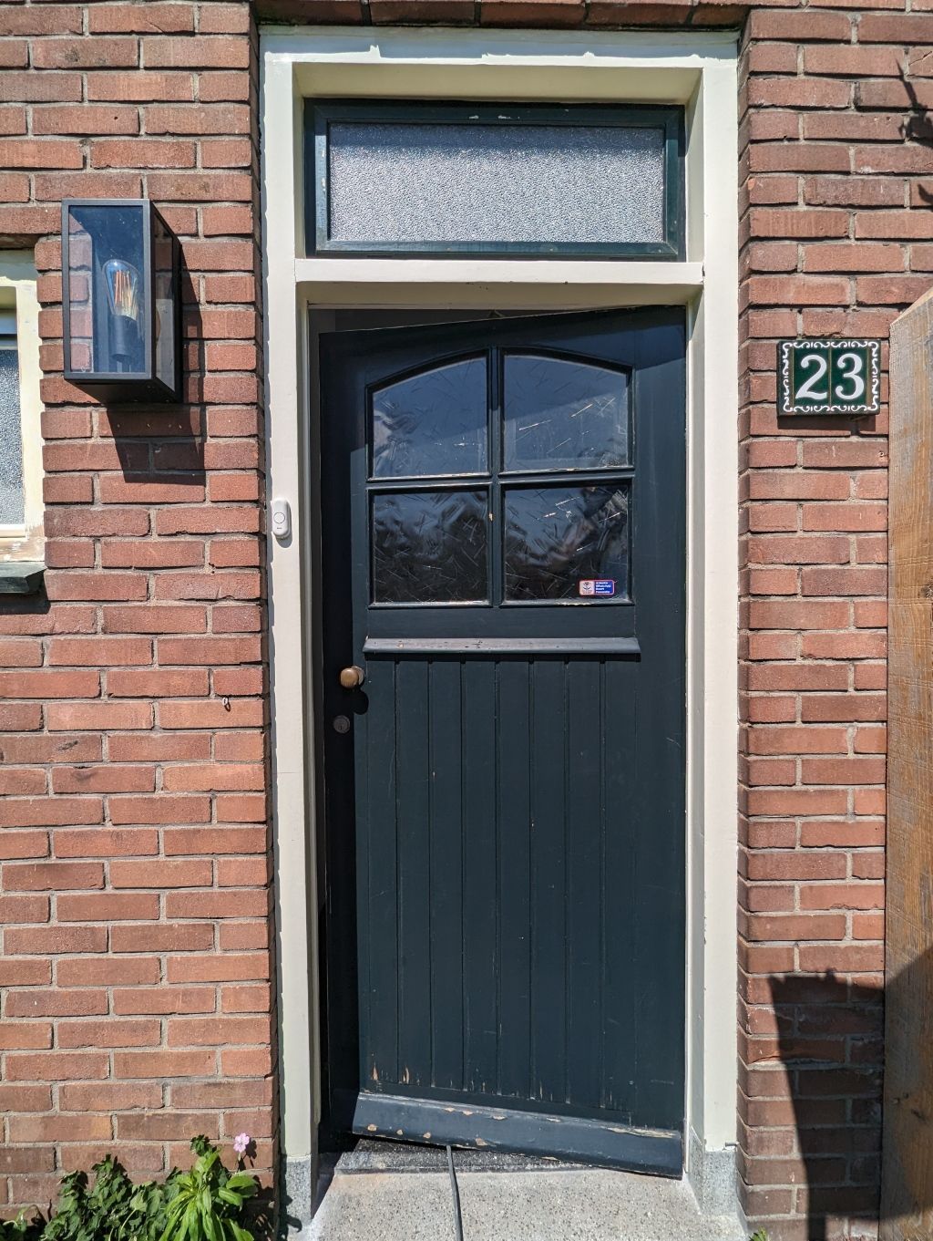 Buitenschilderwerk aan een voordeur van een huis in Veenendaal
