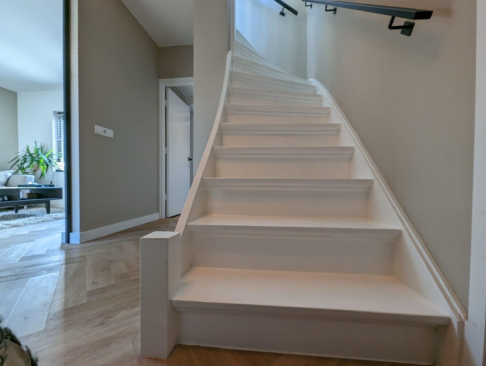 Een wit gelakte trap in Lichtenvoorde