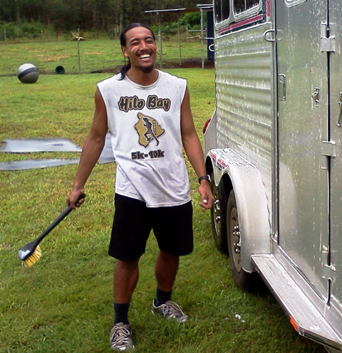 A man wearing a shirt that says hite bay