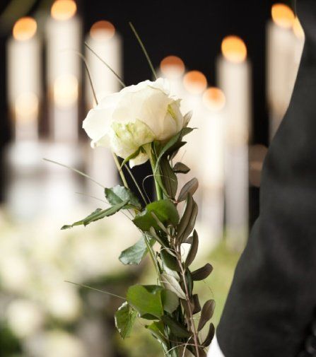 Fiori bianchi per il funerale