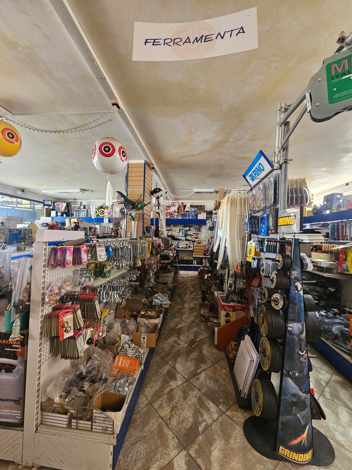 Un negozio pieno di tantissimi articoli e un cartello con la scritta 