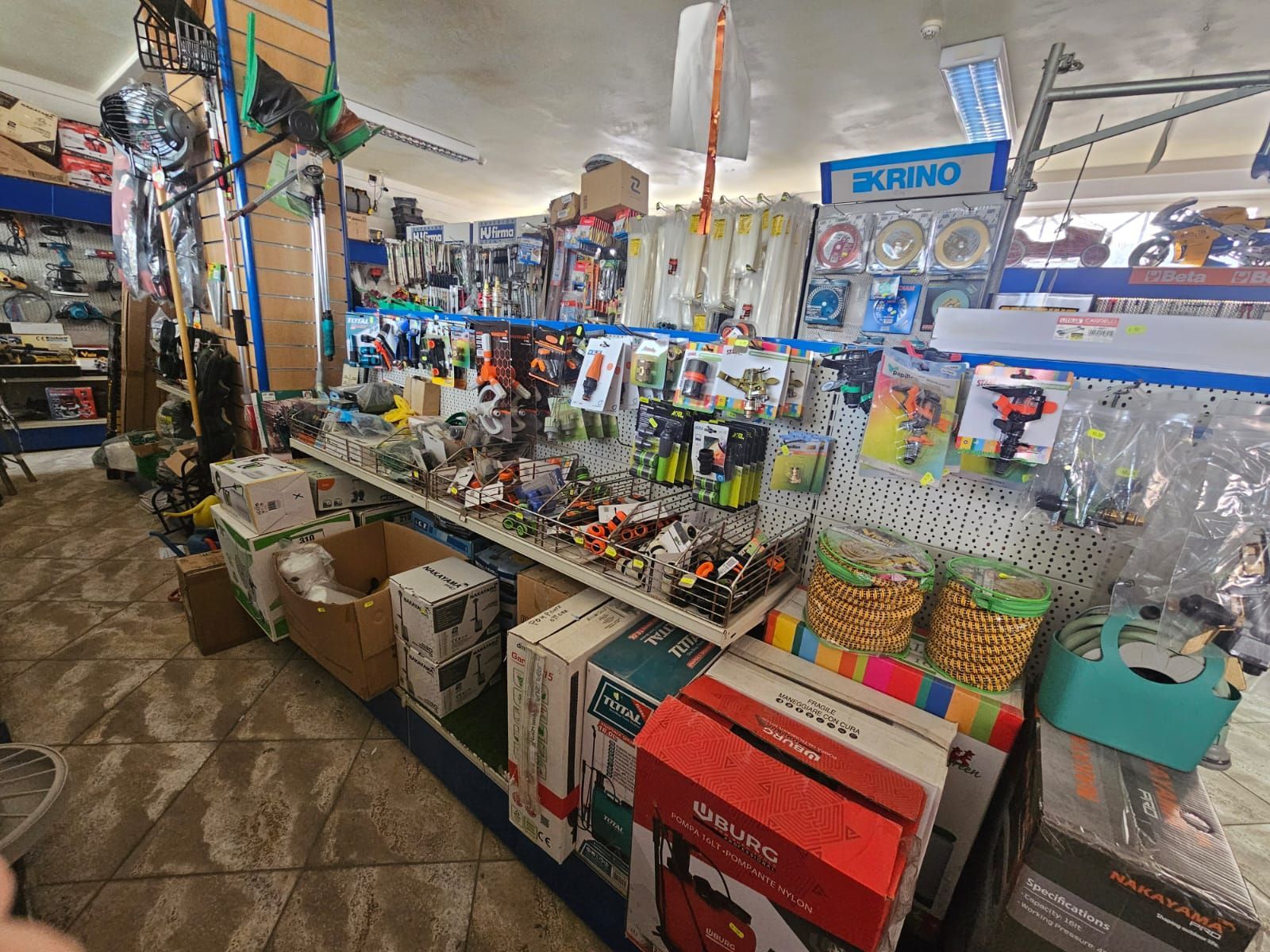 Un negozio pieno di giocattoli e attrezzi.