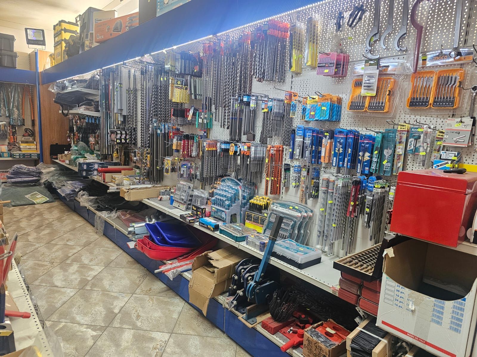 Un negozio pieno di attrezzi sugli scaffali.