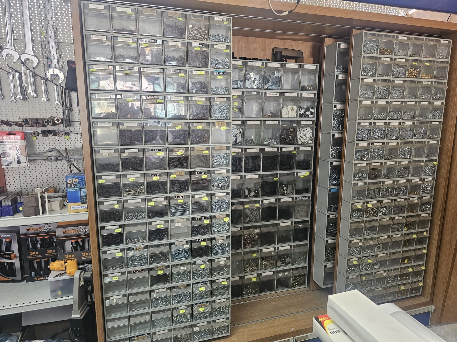 Un negozio pieno di dadi e bulloni