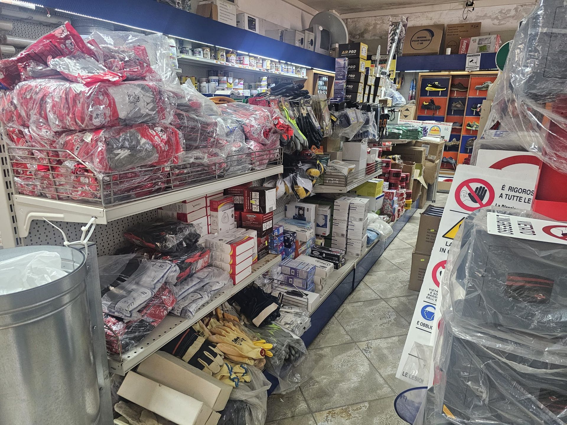 Un negozio pieno di scaffali pieni di oggetti.