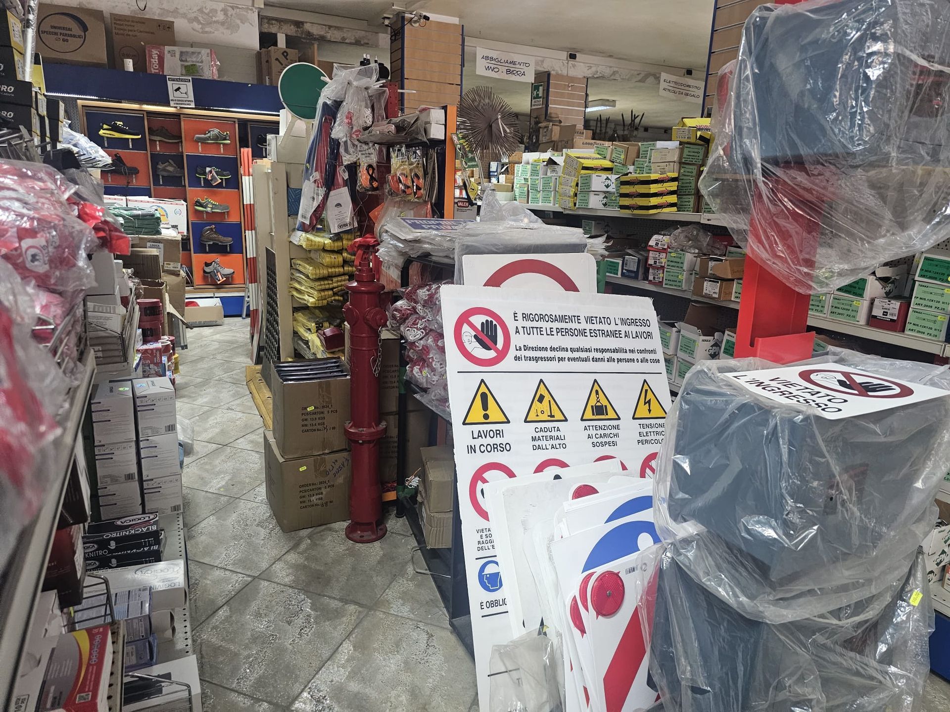 Un negozio pieno di cartelli e scatole