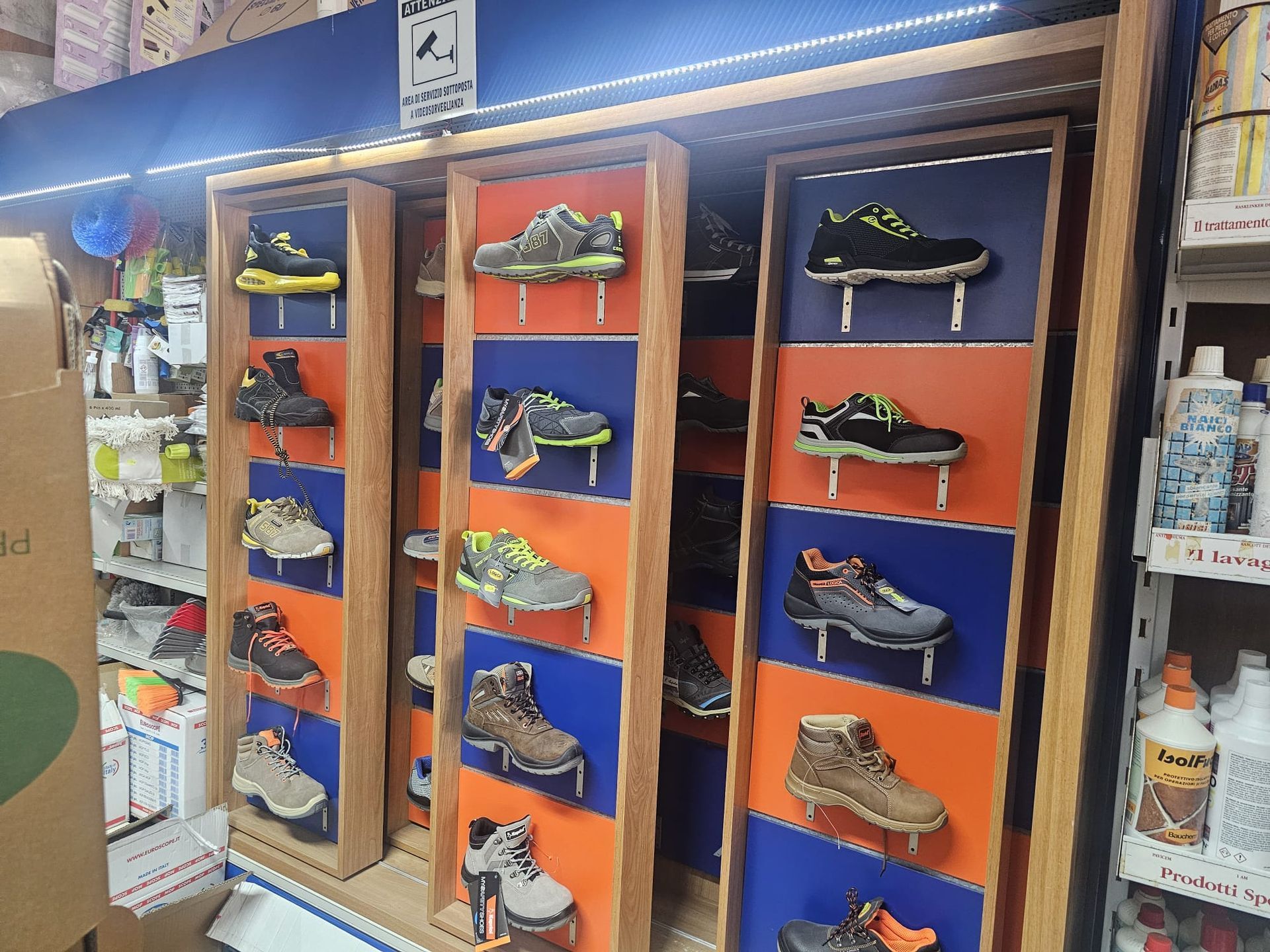 Un negozio con un sacco di scarpe in esposizione