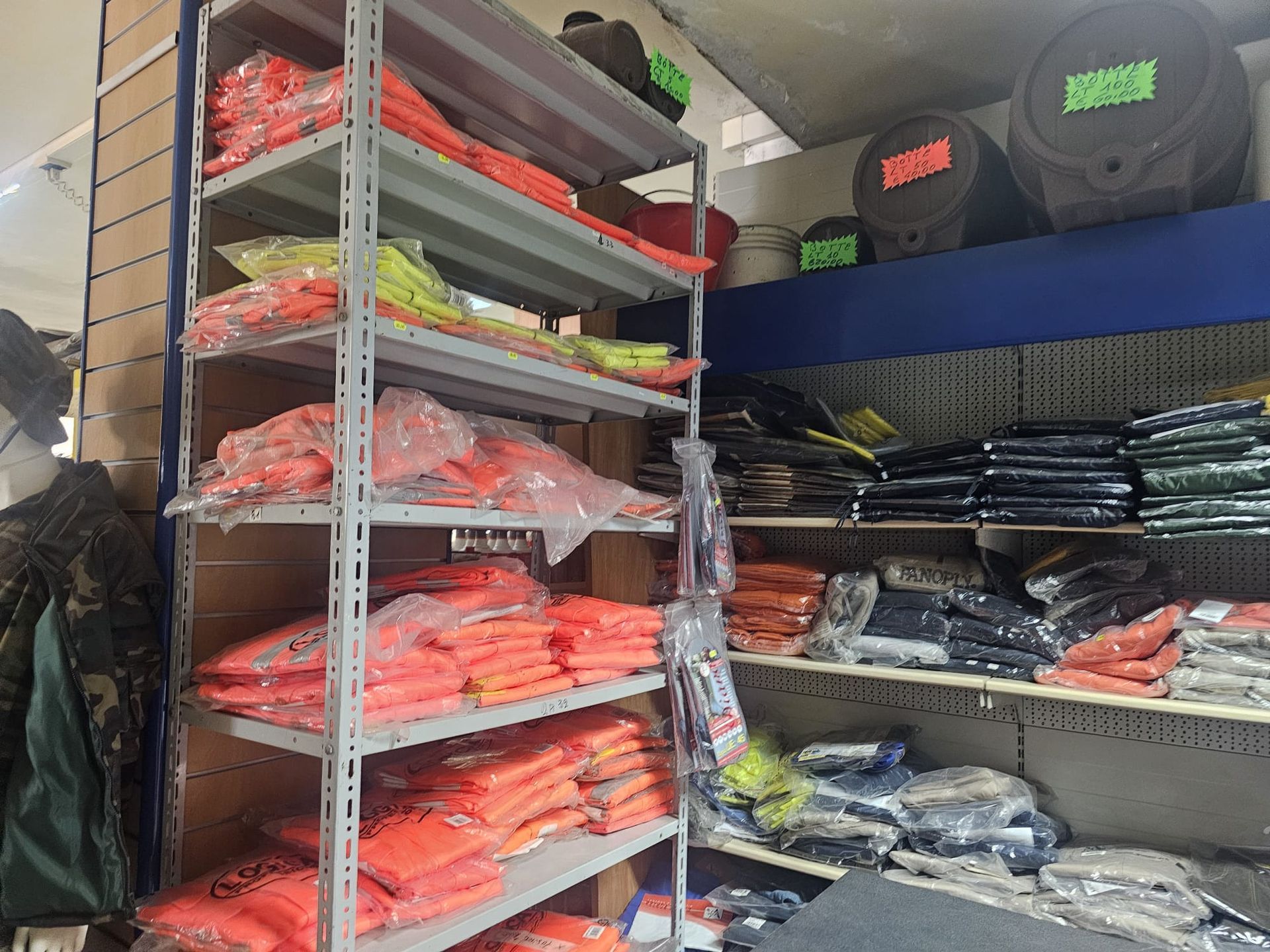 Un magazzino pieno di scaffali pieni di vestiti.