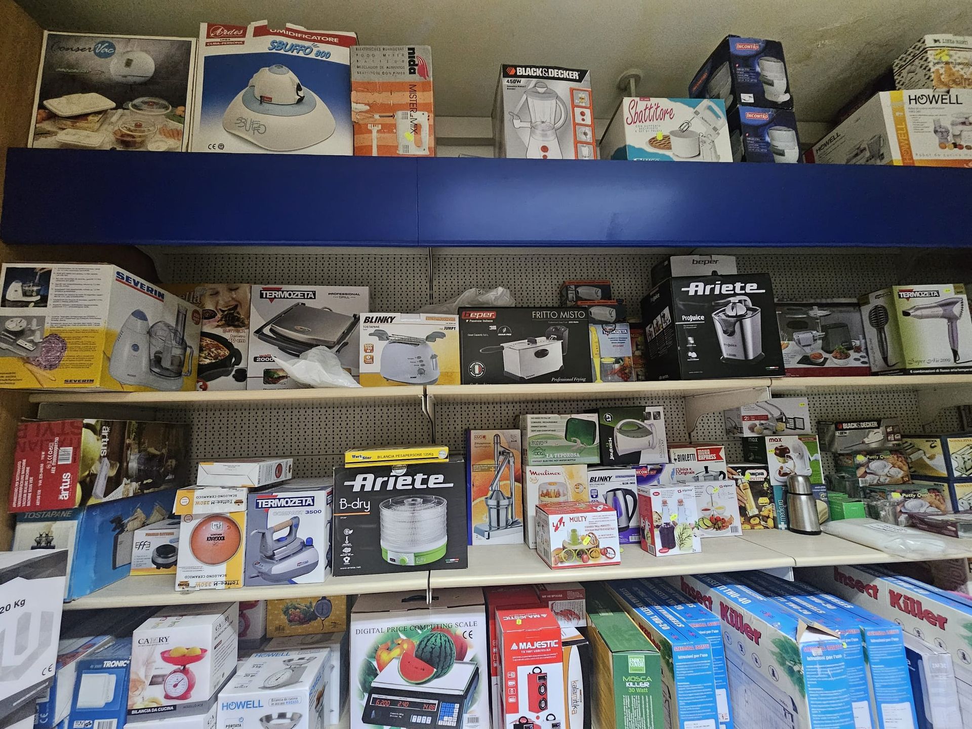 Uno scaffale di un negozio pieno di una varietà di elettrodomestici da cucina tra cui ariete