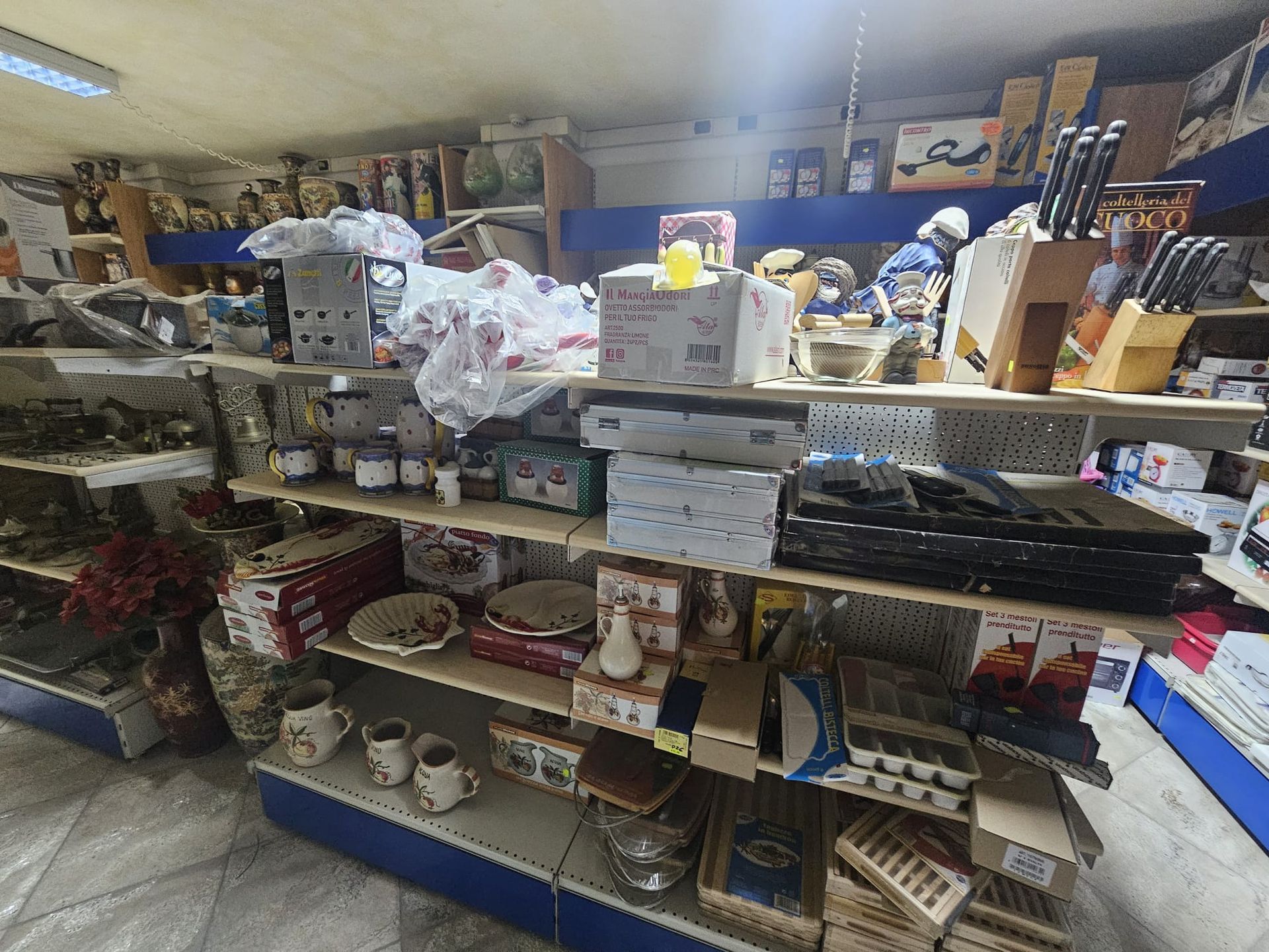 Un negozio pieno di scaffali pieni di oggetti.