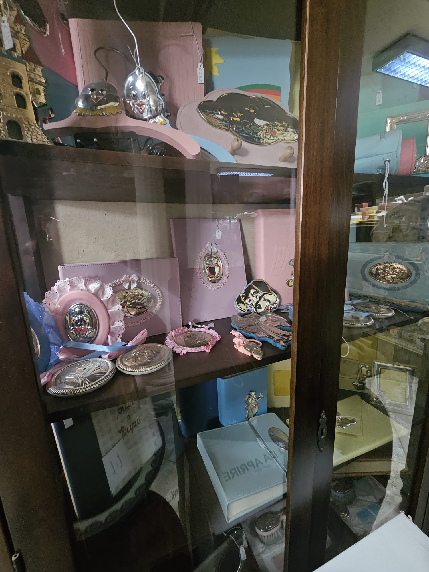 Una vetrina piena di tanti oggetti tra cui un orologio