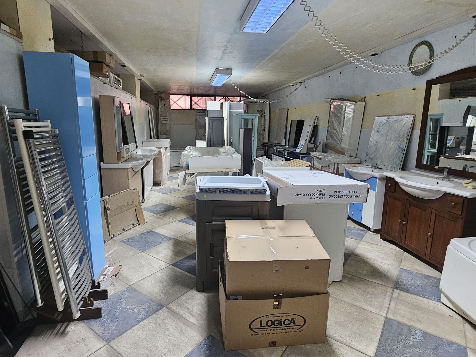 Una grande stanza piena di mobili e scatole.