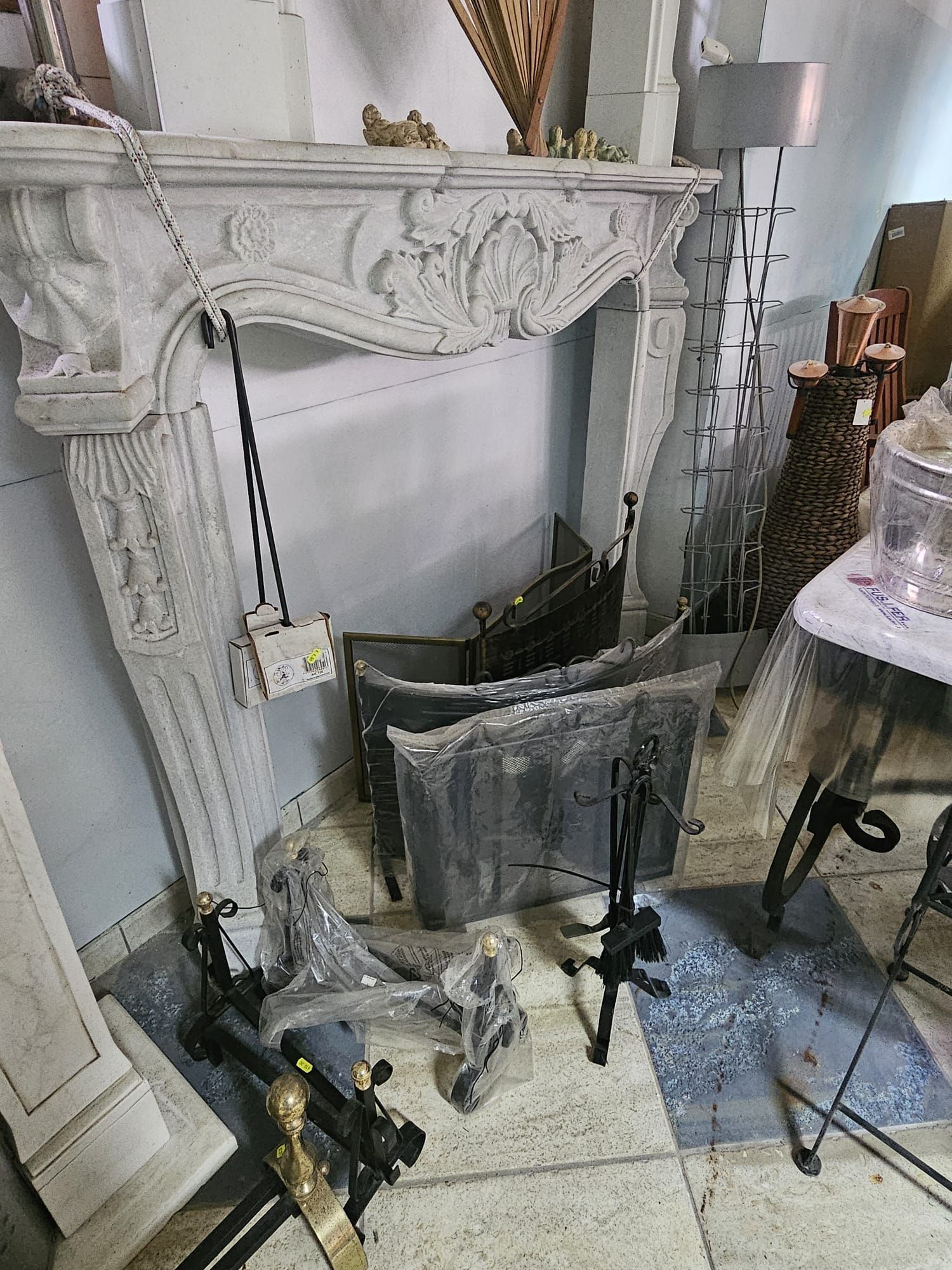 C'è un camino al centro della stanza.