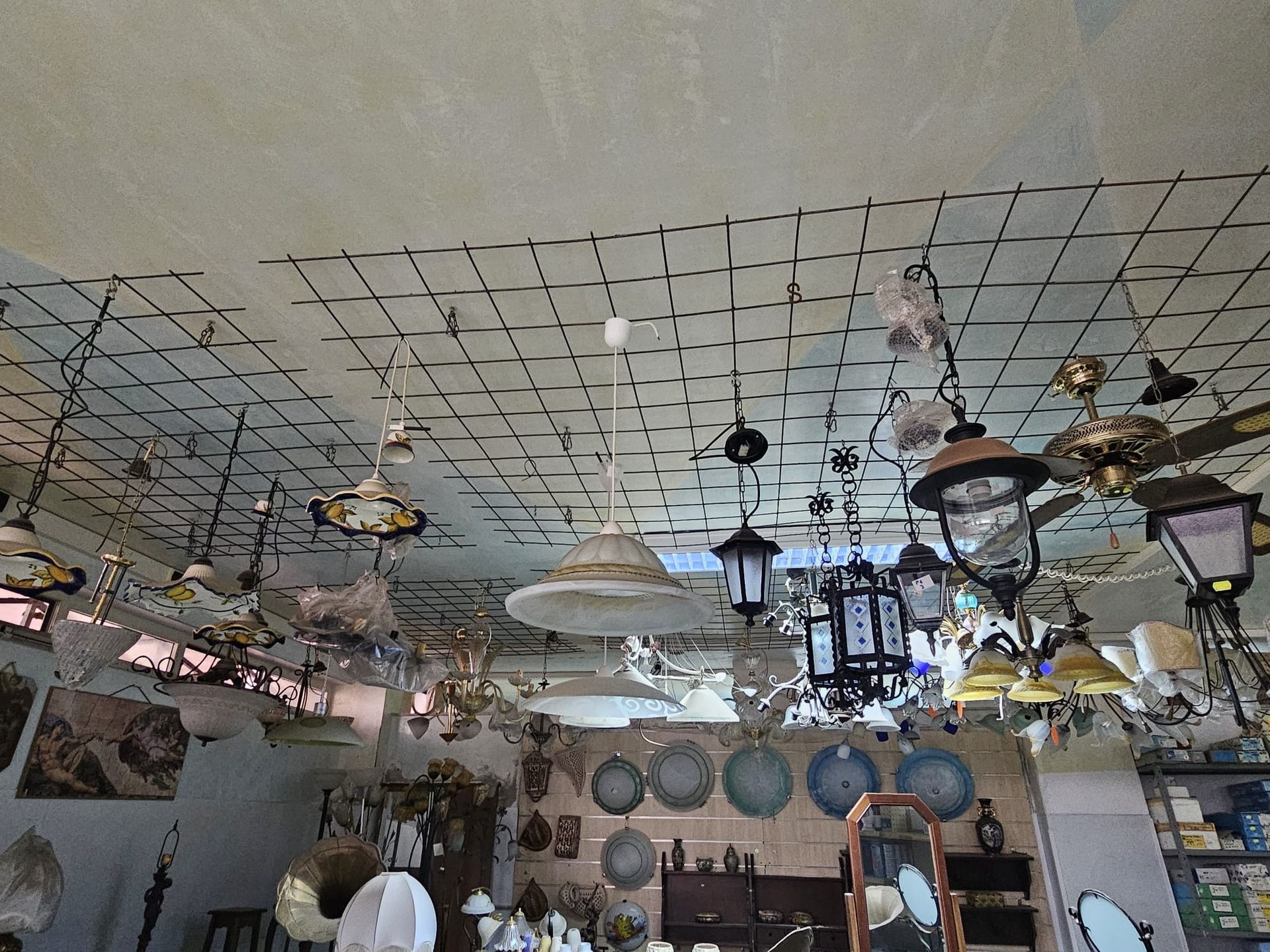 Una stanza piena di luci appese al soffitto.