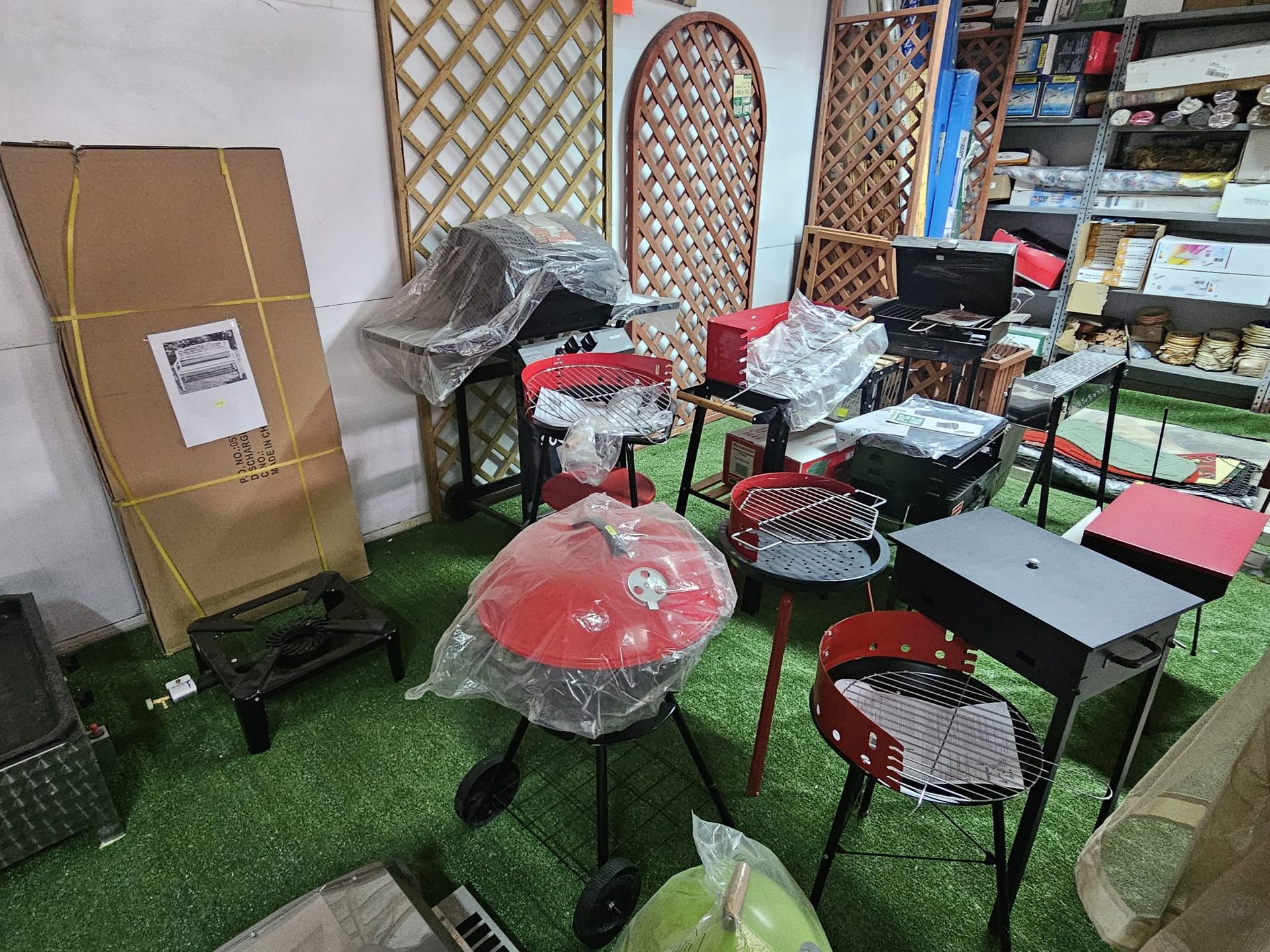 Una stanza piena di tavoli e sedie.