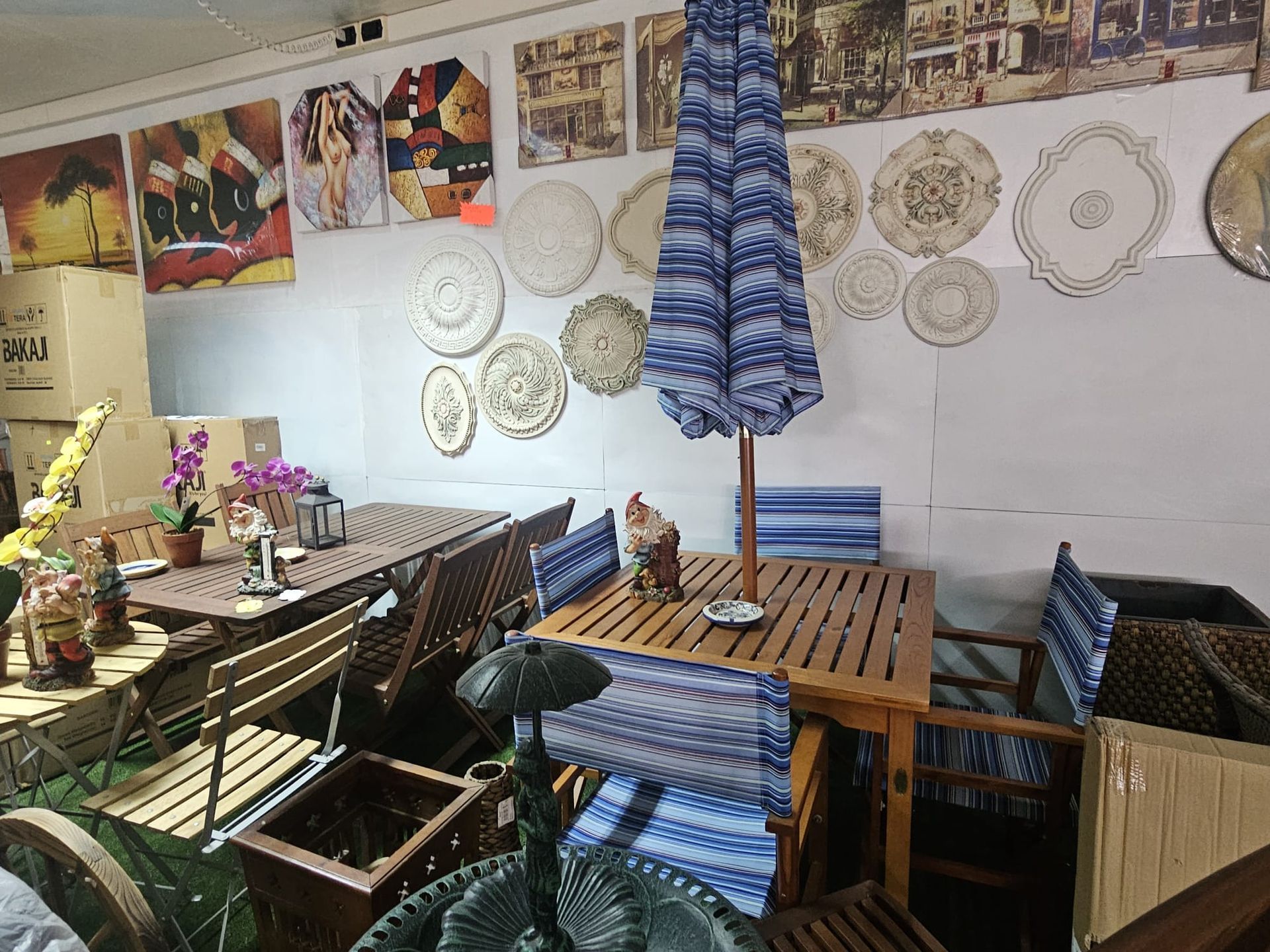 Una stanza piena di tavoli, sedie e ombrelloni.