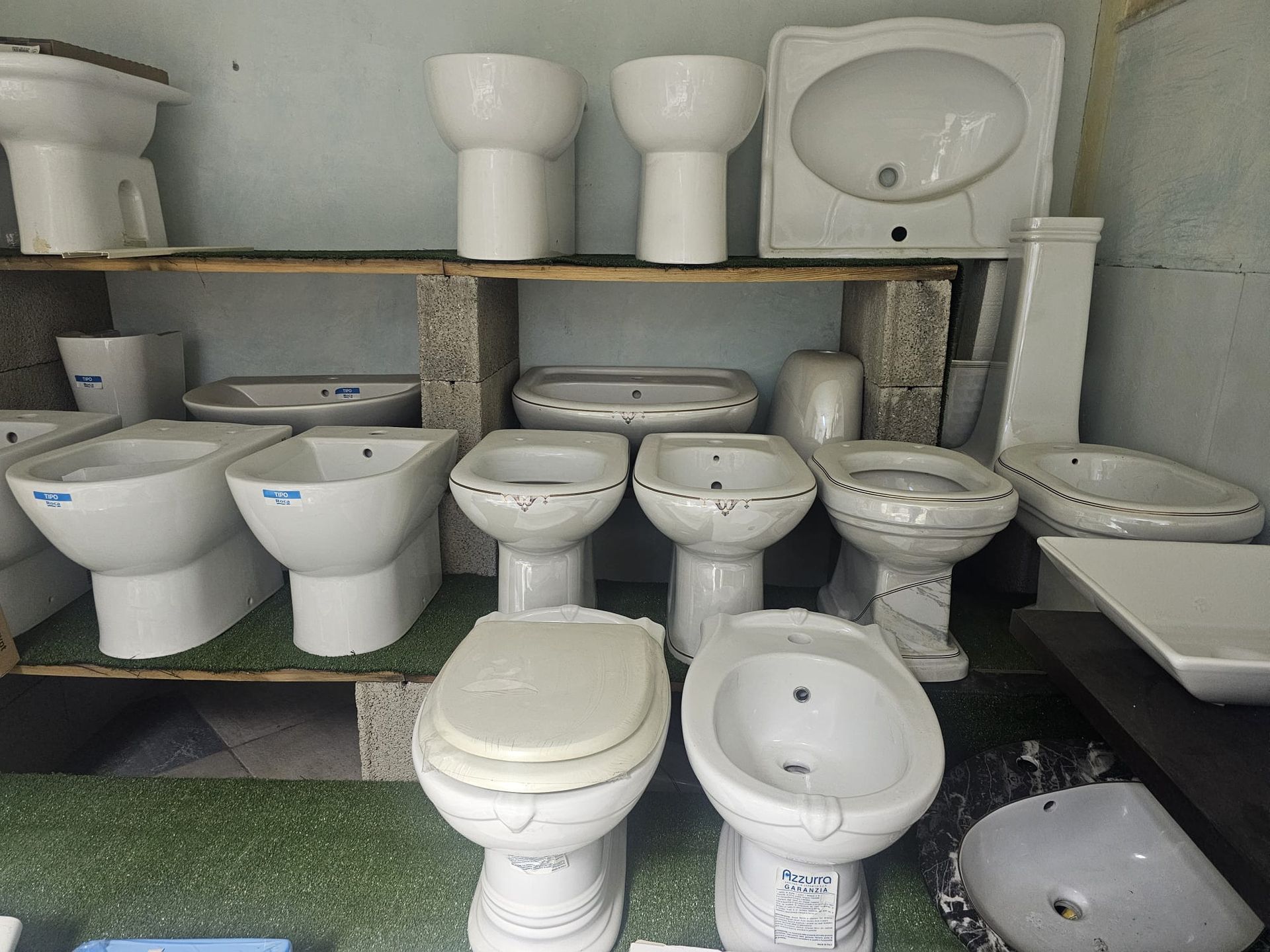 Una varietà di servizi igienici e bidet sono esposti in un negozio