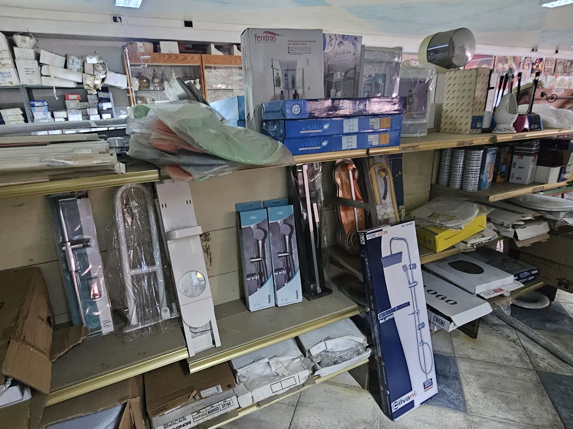 Un negozio pieno di scatole e scaffali.