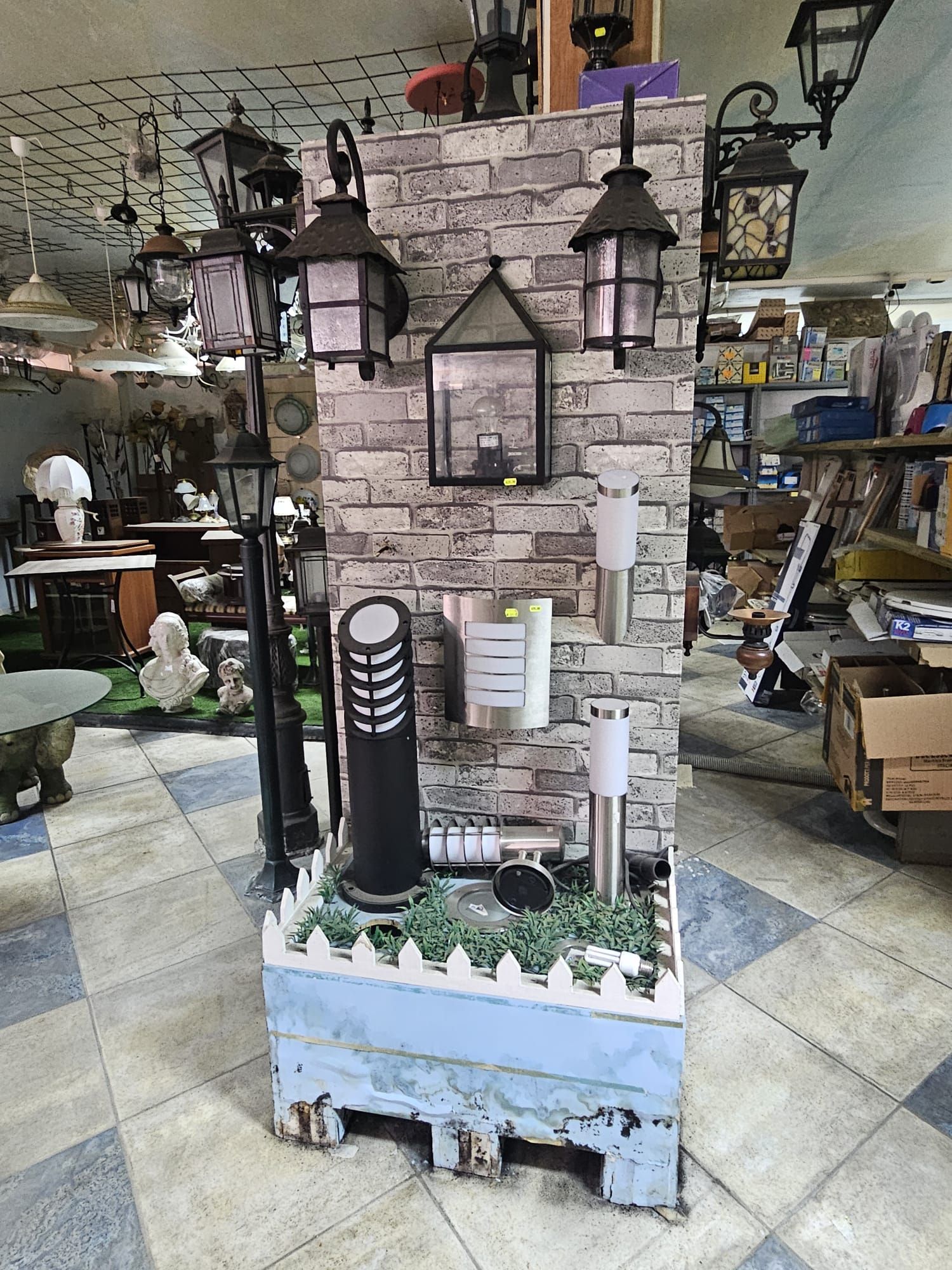 Un'esposizione di lampioni e lanterne in un negozio.