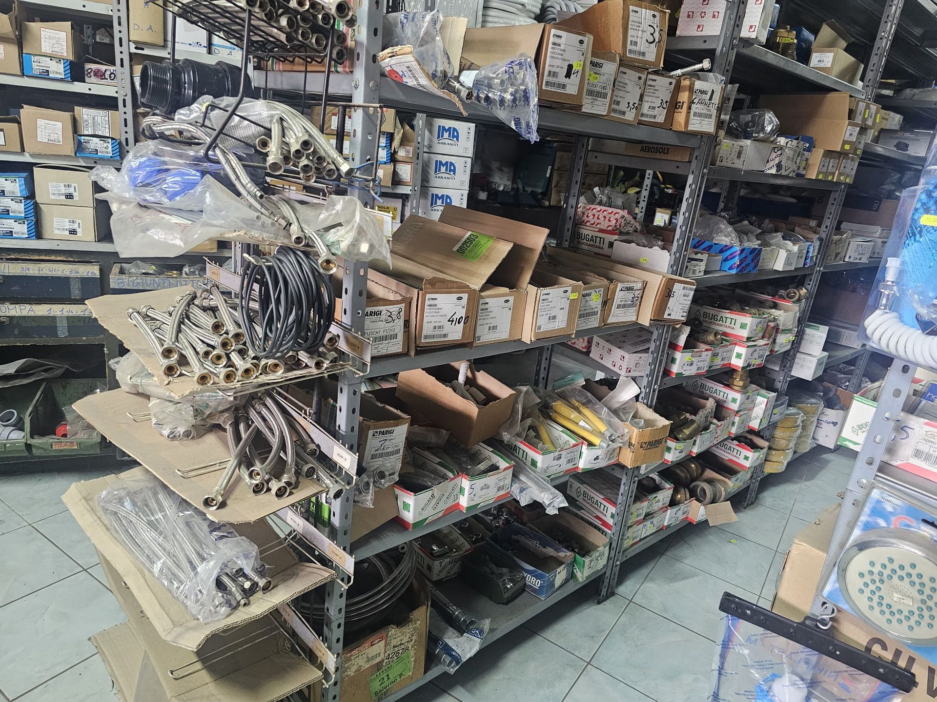 Un magazzino pieno di scatole e scaffali.