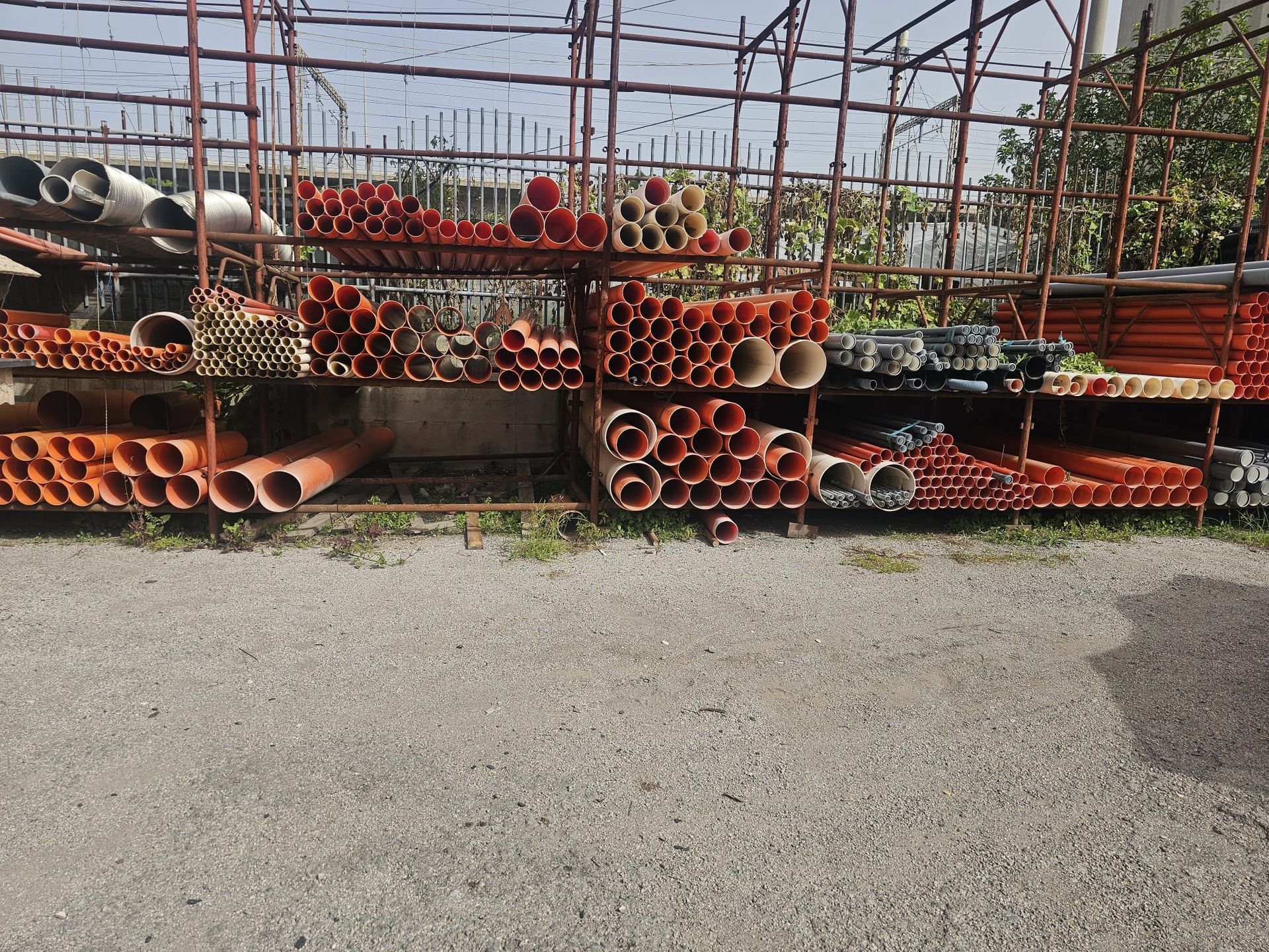 Un mucchio di tubi sono impilati uno sopra l'altro