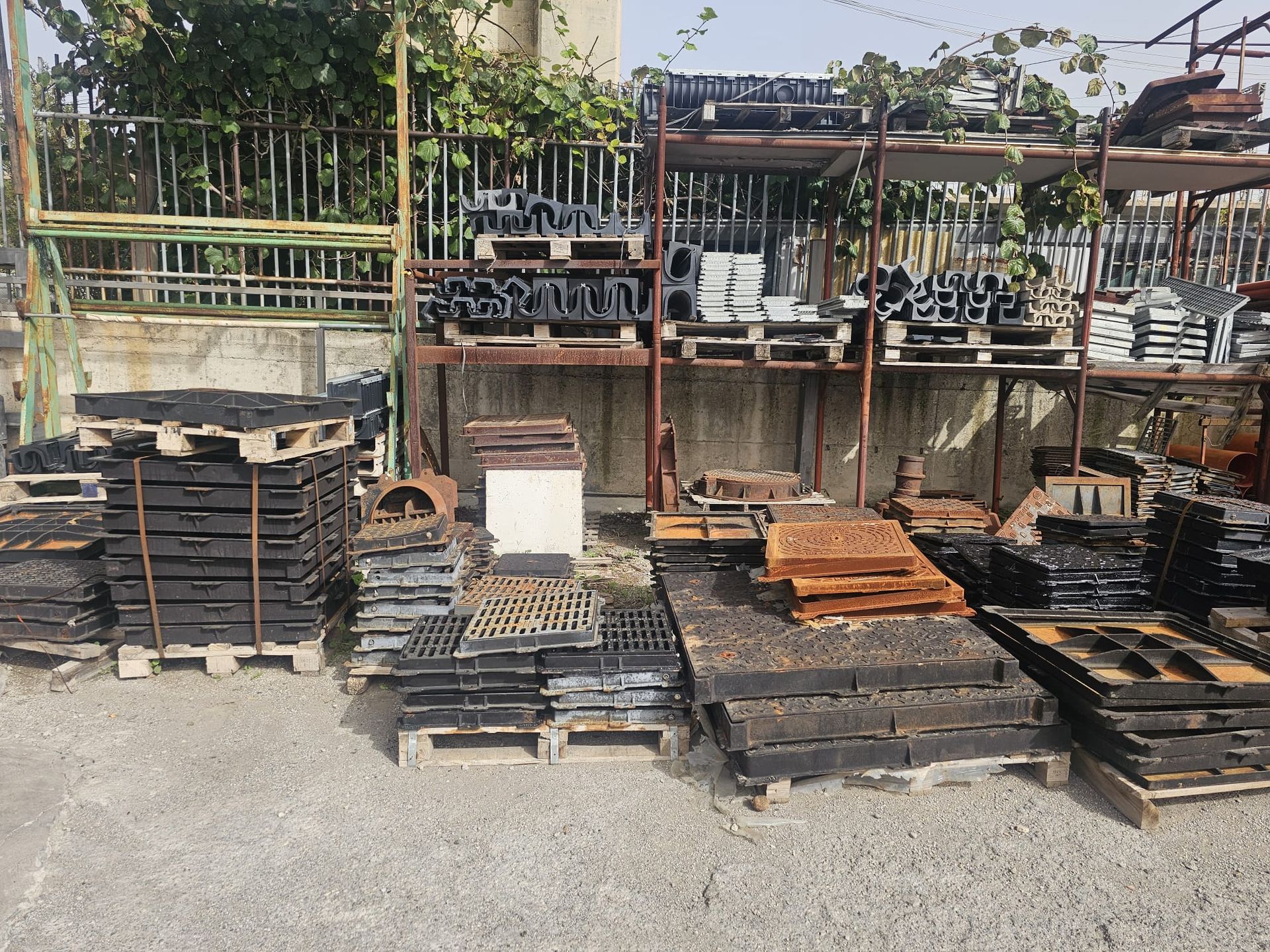 Un mucchio di pallet sono accatastati uno sopra l'altro